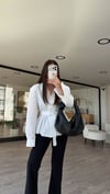 Beyaz Kruvaze Yaka Kuşaklı Marka Model Gömlek