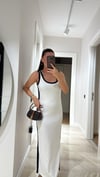 Beyaz Lacivert Biyeli Marka Model Yırtmaçlı Midi Boy Elbise