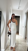 Beyaz Lacivert Biyeli Marka Model Yırtmaçlı Midi Boy Elbise