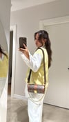 Beyaz Sarı Süveter Detaylı Gömlek 