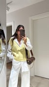 Beyaz Sarı Süveter Detaylı Gömlek 