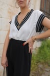 Beyaz Şeritli V Yaka Bluz