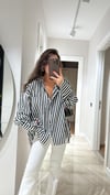 Beyaz Siyah Çizgili Ön Cepli Oversize Gömlek