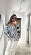 Beyaz Siyah Çizgili Ön Cepli Oversize Gömlek