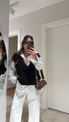Beyaz Siyah Süveter Detaylı Gömlek 