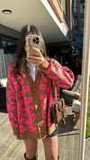 Camel Neon Pembe Desenli Düğmeli Hırka