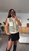 Ekru Siyah Çizgili Ön Cepli Marka Model Triko Yelek 