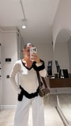 Ekru Siyah V Yaka Fırfırlı Asimetrik Kazak