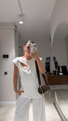 Ekru Taş Dekolteli Vatkalı Tişört 