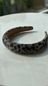 Gri Taşlı Leopar Desenli Taç