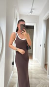 Kahve Beyaz Biyeli Marka Model Yırtmaçlı Midi Boy Elbise