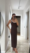 Kahve Beyaz Biyeli Marka Model Yırtmaçlı Midi Boy Elbise