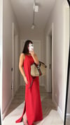 Kırmızı İnce Askılı Yan Yırtmaçlı Elbise