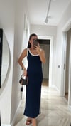 Lacivert Beyaz Biyeli Marka Model Yırtmaçlı Midi Boy Elbise