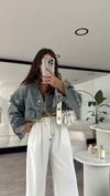 Mavi Eskitmeli Yırtık Detaylı Crop Jean Ceket