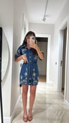 Mavi Nakış Detaylı Kuşaklı Denim Elbise