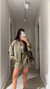 Olive Beyaz Çizgili Bel Lastikli Şort