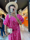 Pembe Çiçek Desenli Kolları Balonlu Düğmeli Midi Boy Elbise
