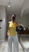 Sarı Sırtı Açık Degaje Yaka Saten Bluz
