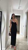 Siyah Beyaz Biyeli Marka Model Yırtmaçlı Midi Boy Elbise