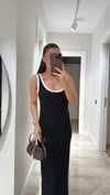 Siyah Beyaz Biyeli Marka Model Yırtmaçlı Midi Boy Elbise