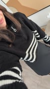 Siyah Beyaz Çizgili Yaka Fermuarlı Crop Kazak