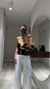 Siyah Beyaz Gül Detaylı Straplez Bluz