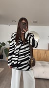 Siyah Beyaz Vatkalı Zebra Desen Hırka 
