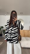 Siyah Beyaz Vatkalı Zebra Desen Hırka 