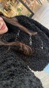 Siyah Kanca Detaylı Peluş Mont