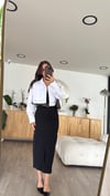 Siyah Kendinden Kemerli Yırtmaçlı Midi Etek 