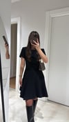 Siyah Kısa Kol Parçalı Kloş Elbise
