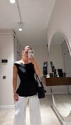 Siyah Omuz Detaylı Volanlı Marka Model Bluz
