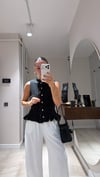Siyah Ön Düğmeli Fırfırlı Triko Yelek