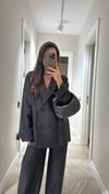 Siyah Ön Düğmeli Parlak Kumaş Ceket