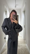 Siyah Ön Düğmeli Parlak Kumaş Ceket