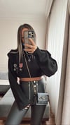 Siyah Renk Vatkalı Broşlu Kazak 