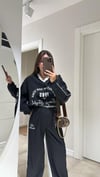 Siyah V Yaka Paraşüt Kumaş Baskılı Sweat