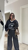 Siyah V Yaka Paraşüt Kumaş Baskılı Sweat