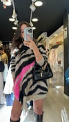 Vizon Neon Pembe Zebra Desenli Püsküllü Kazak