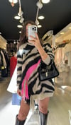 Vizon Neon Pembe Zebra Desenli Püsküllü Kazak