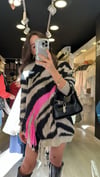 Vizon Neon Pembe Zebra Desenli Püsküllü Kazak