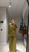 Yağ Yeşili Bluzu Fırfırlı Pantolon Takım