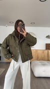 Yeşil Kapitoneli Bel Büzgülü Crop Mont
