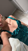 Zümrüt Yeşili Kalın Askılı Saten Crop Bluz