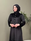 KADİFE HAKİM YAKA VOLANLI SİYAH ELBİSE 