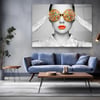Renkli Gözlüklü Kadın Yatay Cam Tablo-Glass Art Concept