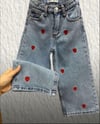 KIRMIZI KALP NAKIŞLI JEANS