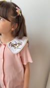 PEMBE YAKA NAKIŞ DETAYLI FİTİLLİ  ŞORTLU MÜSLİN TAKIM