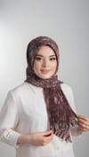 Kahverengi Pratik Hazır Geçmeli Tesettür Eşarp Kesik Elyaf Piliseli Çiçek Desenli - Hürrem Bone 1818D6_14